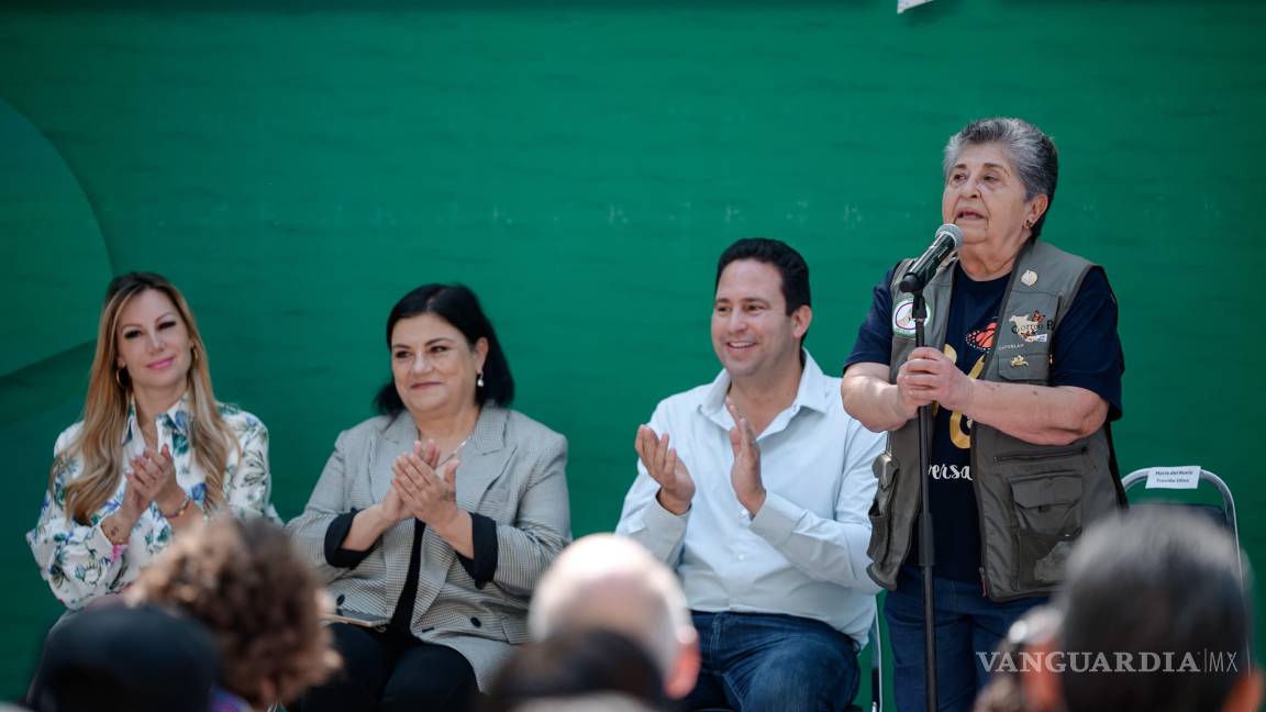 $!María Ulloa recibió el premio en la categoría de educación ambiental por su compromiso con la formación de una ciudadanía consciente, a través de talleres y acciones comunitarias.