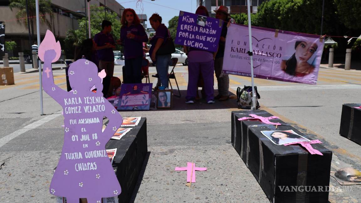 $!TUXTLA GUTIÉRREZ, CHIAPAS, 04JUNIO2024.- Se cumplió 6 años del feminicidio de Karla Velasco, joven estudiante de derecho asesinada el pasado 4 de julio del 2018 en Tuxtla Gutiérrez. Este caso es el primero en ser retomado por la Suprema Corte de Justicia de la Nación (SCJN). Se está en espera de la reclasificación del delito, el feminicida podría pasar de una sentencia de 11 años a 60 años de prisión Maricruz Velasco y Manuel Gómez padres de Karla, realizaron una manifestación pacífica en el aniversario luctuoso de su hija en el Parque Central de Tuxtla Gutiérrez, colocaron sobre la avenida central cruces con el nombre de quienes han sido víctimas de feminicidio en Chiapas y lonas con exigencias de justicia. “Esto es para decirle al estado que aunque “Karlita” no esté ella sigue presente en nuestras vidas y seguimos buscando justicia para ellos”. FOTO: CUARTOSCURO.COM