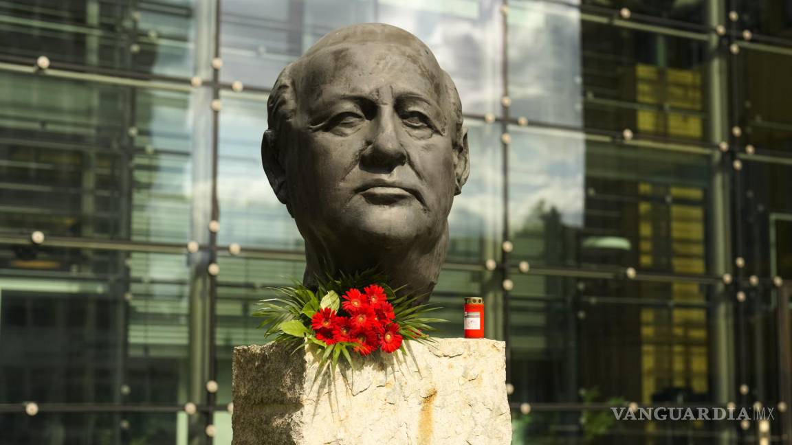 $!Flores y una vela en un busto del ex presidente soviético Mikhail Gorbachev en la editorial Axel Springer en Berlín, Alemania.
