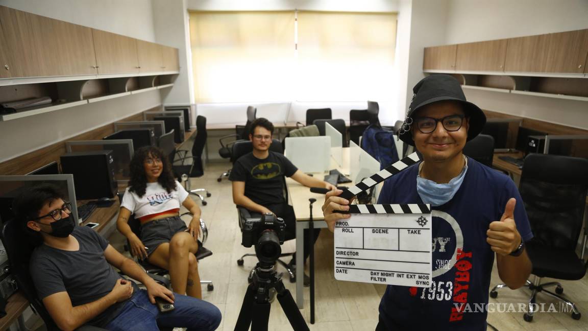 $!Estudiantes que realizan sus practicas académicas durante la presentación de la escuela de cine Film School México en la ciudad de Guadalajara, Jalisco (México).