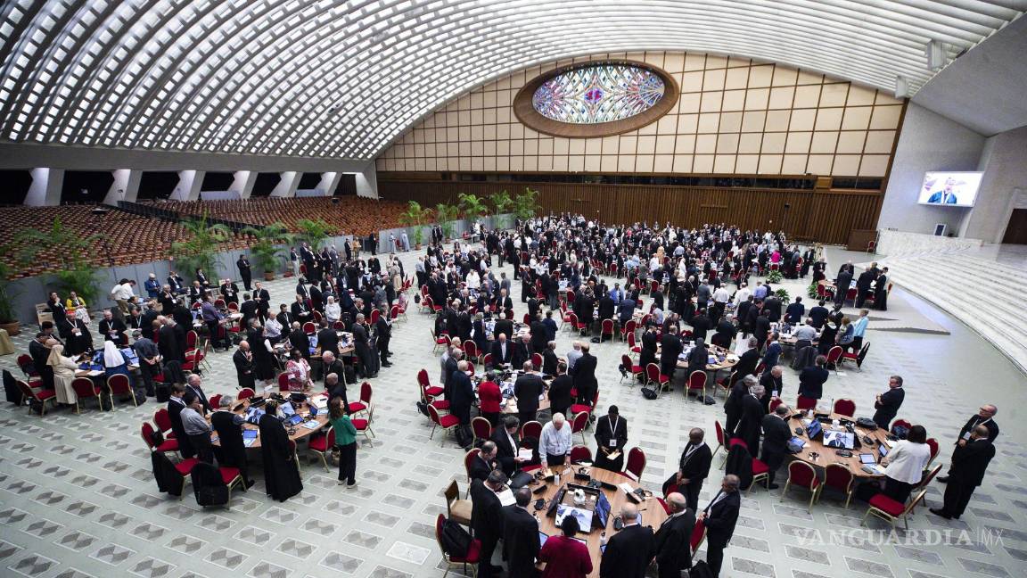 $!Los participantes asisten a una sesión de la Asamblea General del Sínodo de los Obispos en el Aula Pablo VI de la Ciudad del Vaticano.