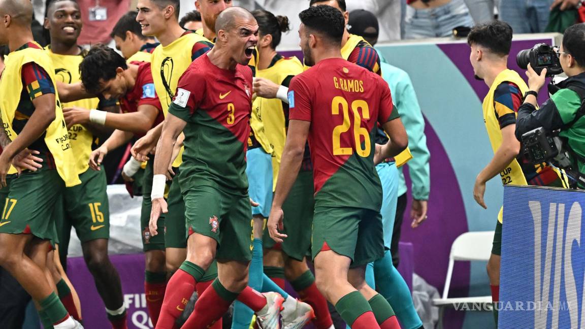 $!Pepe anotó el 2-0 para Portugal con un remate de cabeza.