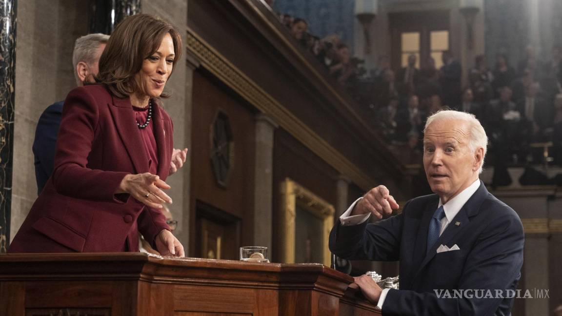 $!El presidente de los Estados Unidos, Joe Biden habla con la vicepresidenta Kamala Harris después del discurso sobre el estado de la Unión en Washington, DC.