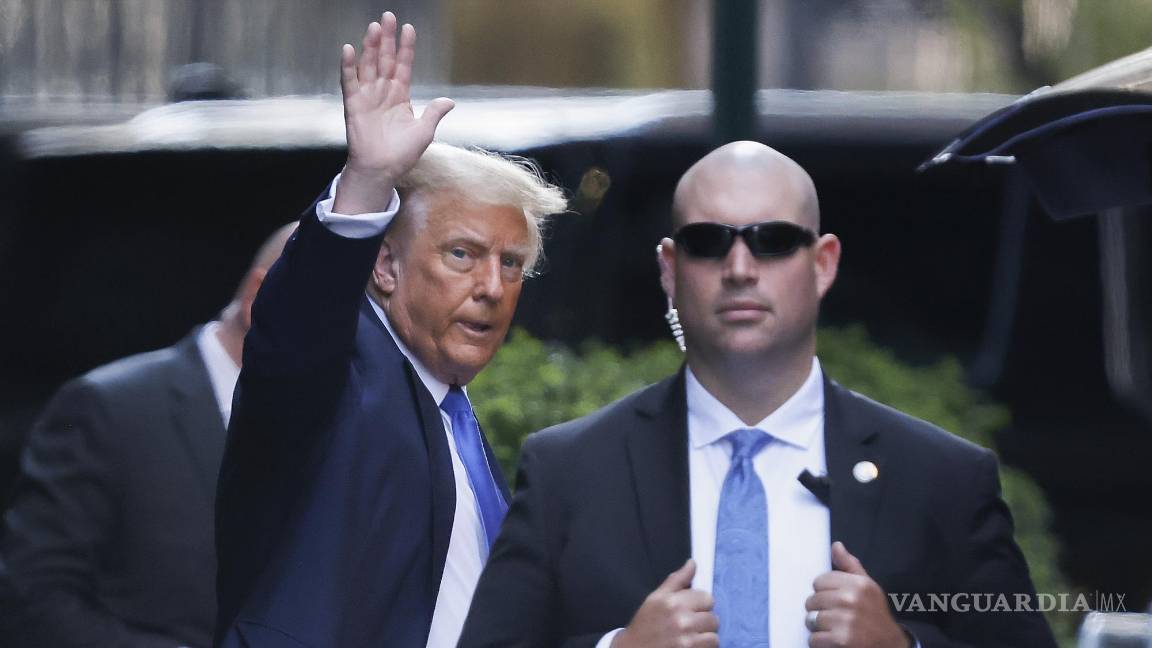 $!El expresidente Donald Trump abandona la Torre Trump de camino al tribunal penal de Manhattan en Nueva York.