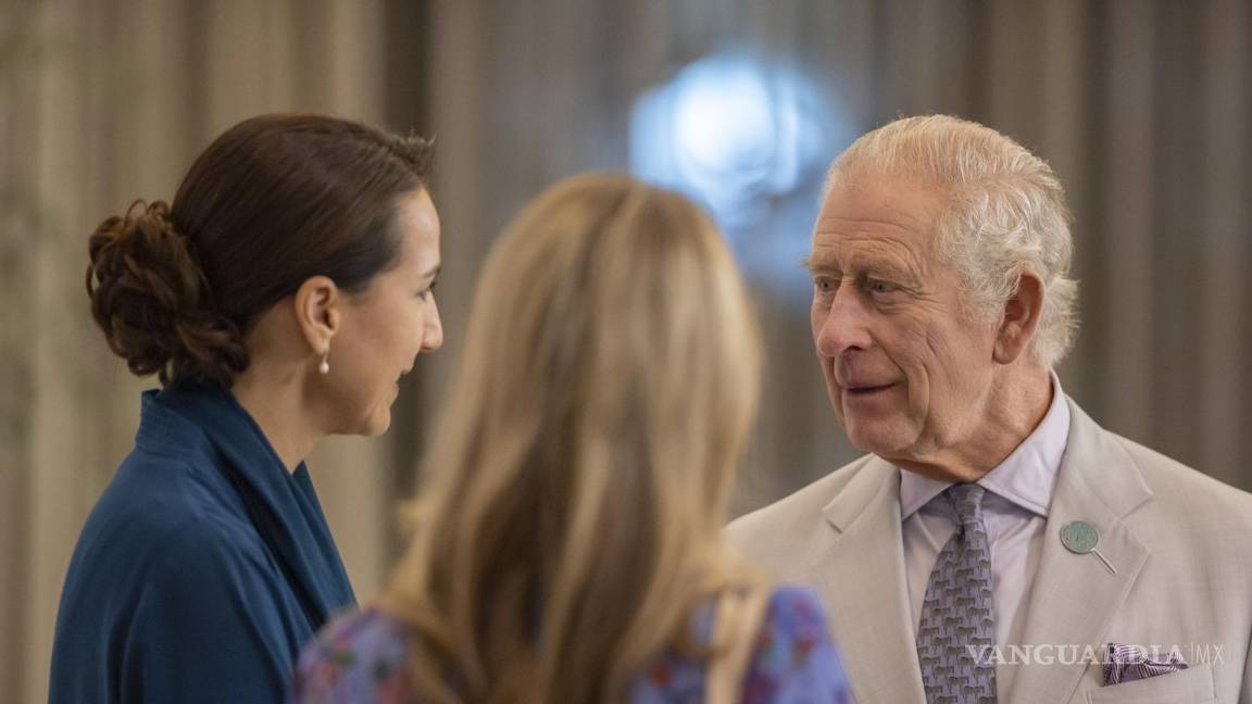 $!El rey Carlos III de Gran Bretaña conversa con la Ministra de Cambio Climático y Medio Ambiente de los EAU, Mariam bint Mohamed Saeed Al Meheiri en Dubai.