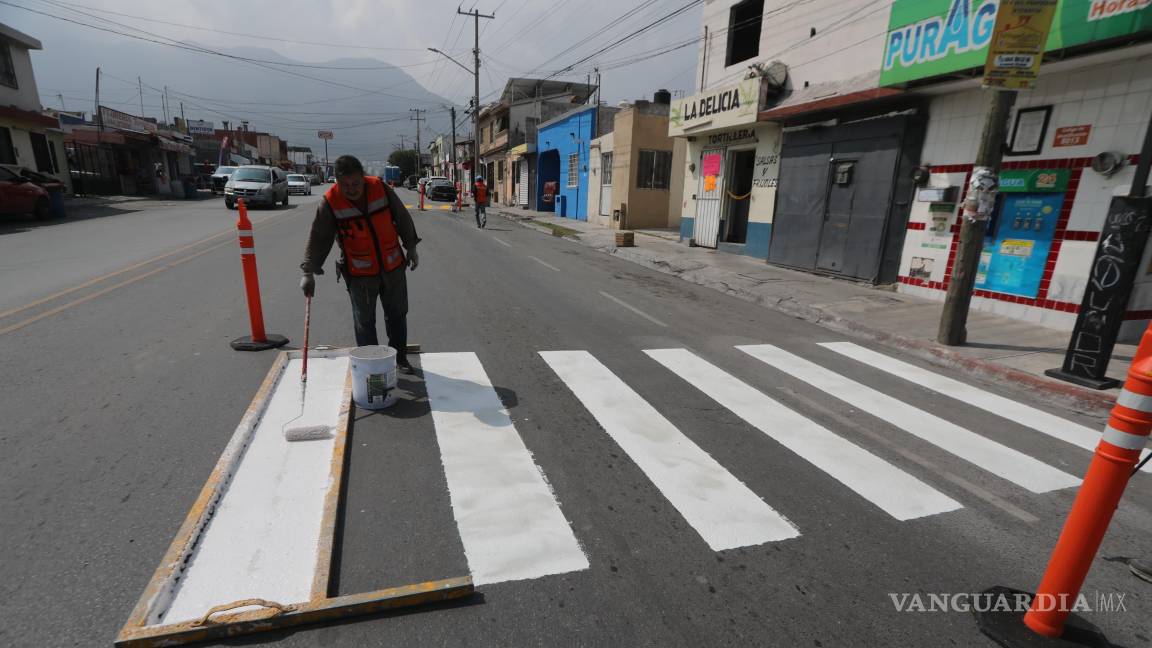 $!Brigadas municipales refuerzan la seguridad vial en la colonia Las Teresitas al pintar líneas en el bulevar principal.