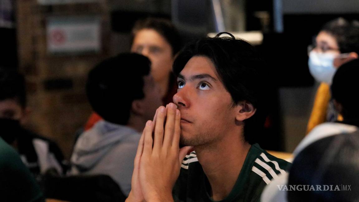 $!En las calles también se pudo observar muchas personas apoyando a su selección al portar diferentes modelos de la playera nacional.