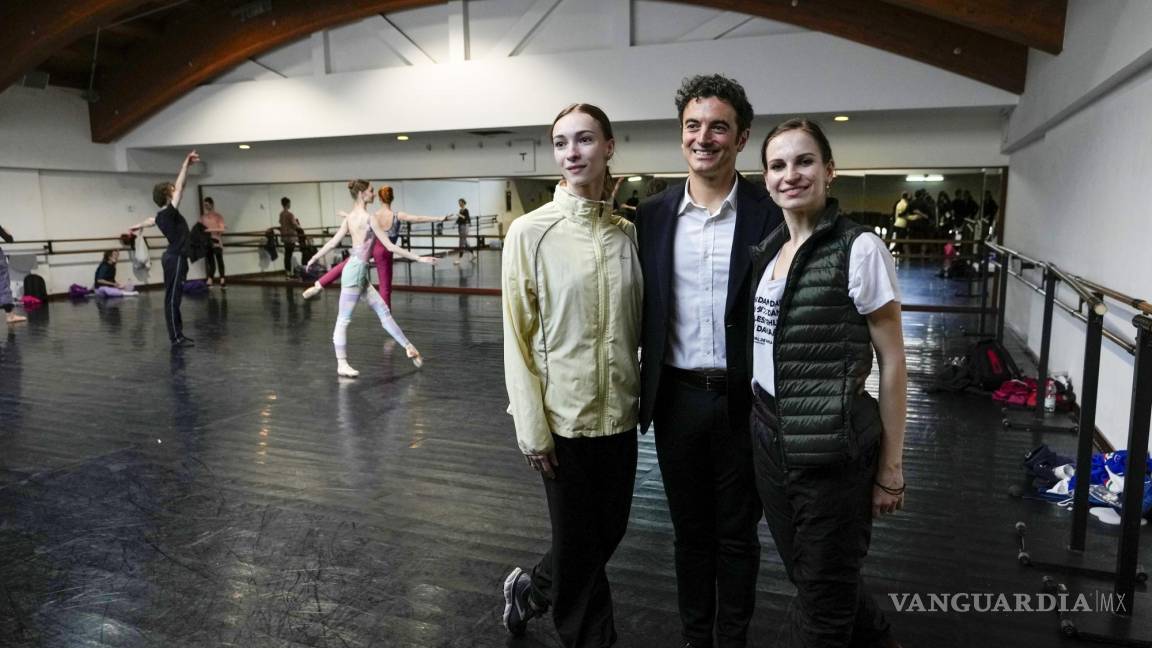 $!De izquierda a derecha, la bailarina rusa Olga Smirnova, el director artístico del Teatro San Carlo, Alessio Carbone, y la bailarina ucraniana Anastasia Gurskaya.