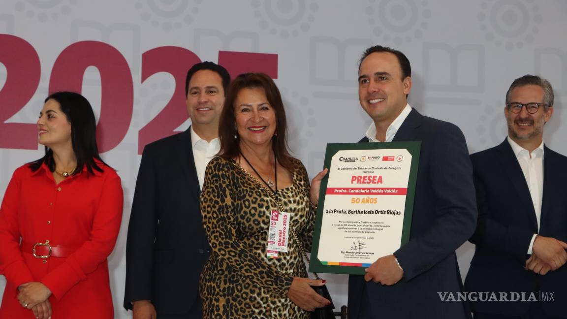 $!Durante la ceremonia, se destacó la contribución de los maestros en la formación de generaciones que han impulsado el desarrollo de Coahuila.