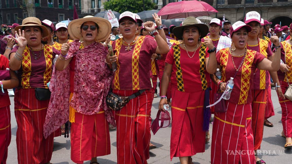 $!Partidarias de Claudia Sheinbaum cantan antes del inicio del mitin de cierre de campaña de Sheinbaum en el Zócalo de CDMX, el miércoles 29 de mayo de 2024.