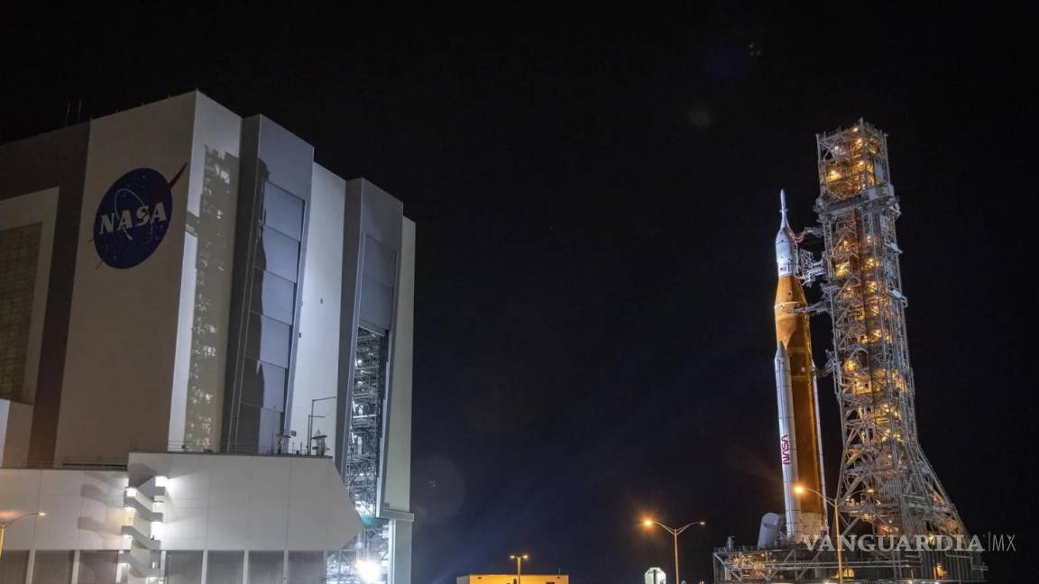 El poderoso cohete SLS que usará la misión lunar Artemis II de la NASA, primera misión tripulada a la Luna, sale de la fabrica