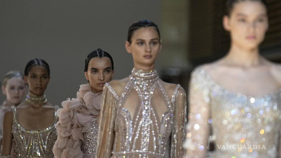 $!Modelos lucen creaciones en el desfile de la colección de alta costura otoño/invierno 2022-2023 de Elie Saab en París.