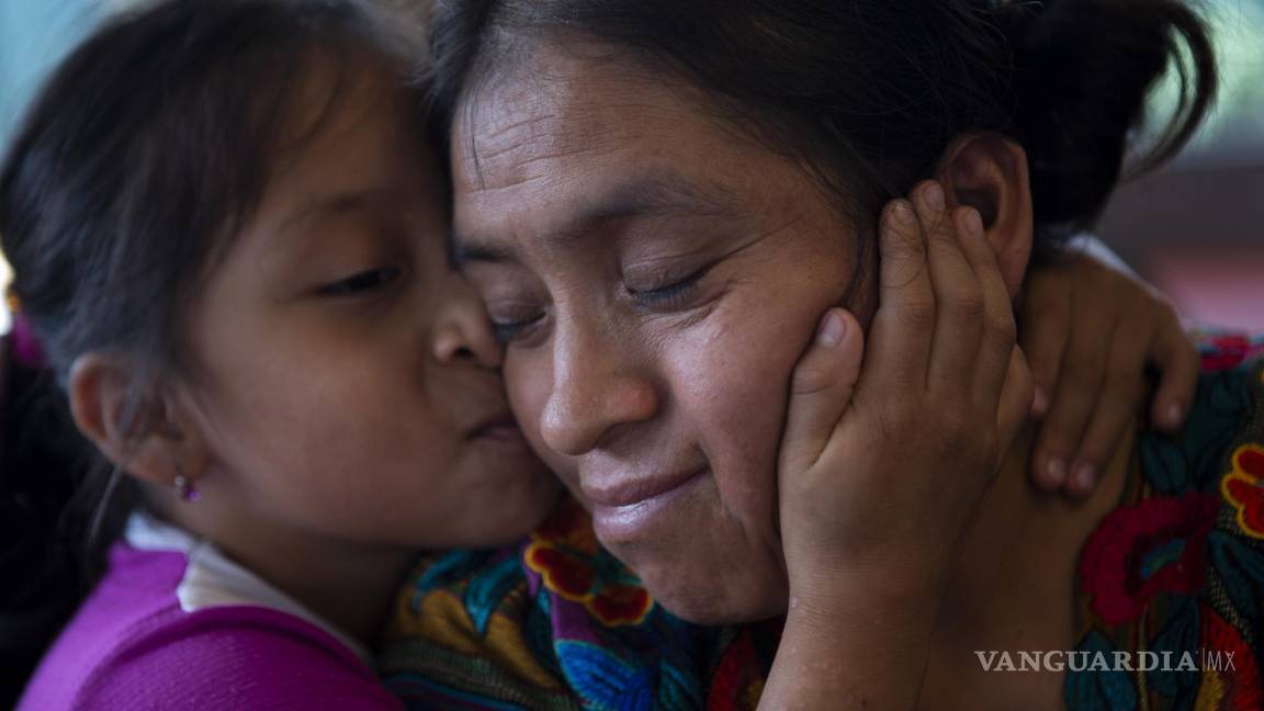 $!Astrid Cardona besa a su mamá Ufemia Tomás, madre de Yenifer Yulisa Cardona Tomás, durante una entrevista en Ciudad de Guatemala.