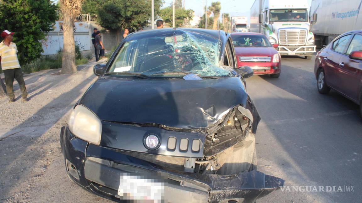 Intenta tráiler ganarle el paso a tren y causa choque múltiple en Ramos Arizpe