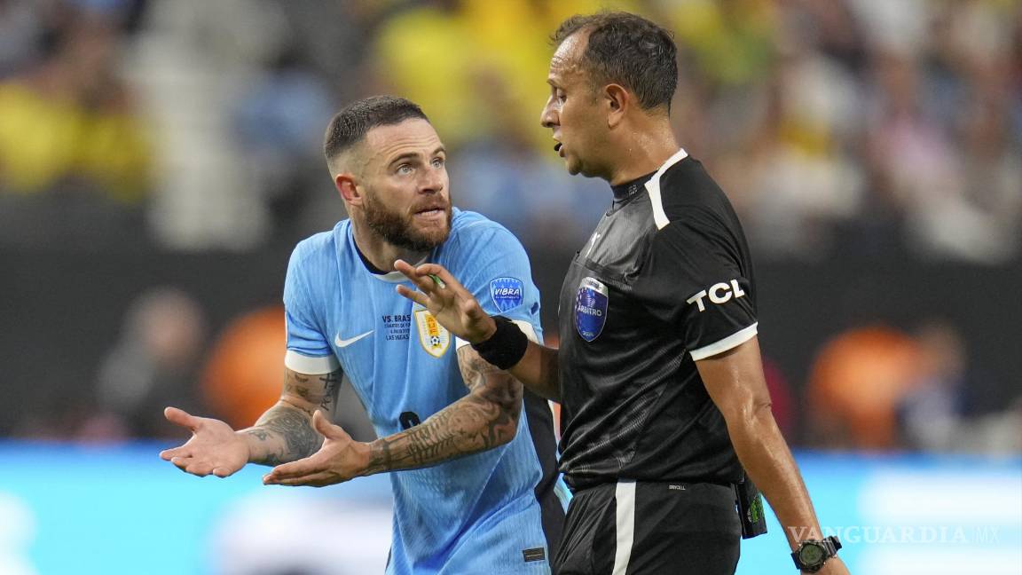 $!Nahitán Nandez se hizo expulsar para evitar que Rodrygo se fuera al arco.