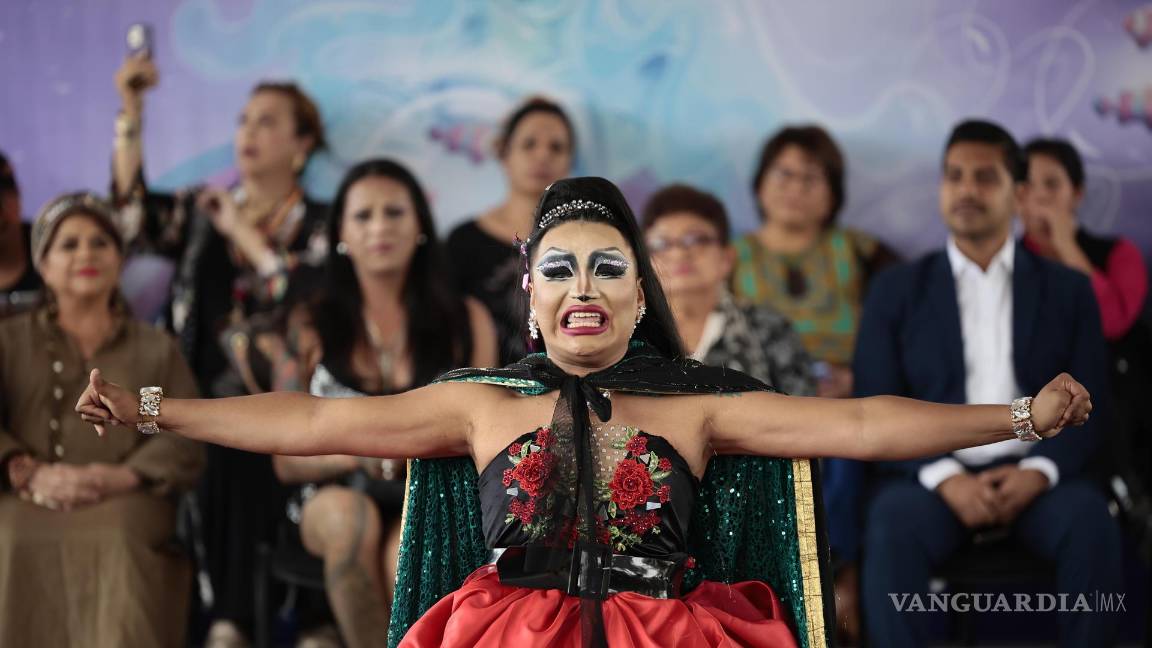 $!Familiares, amigos e integrantes de la comunidad trans en un acto simbólico de colocación de la primera piedra para la construcción del Mausoleo Tiresias.