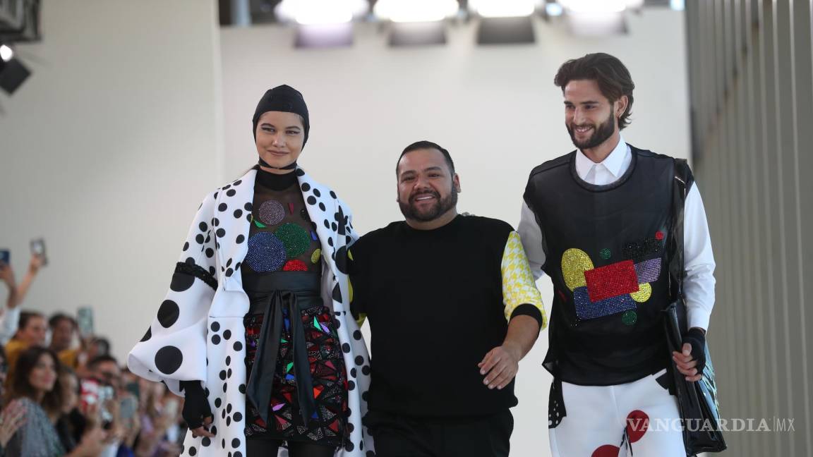 $!El diseñador mexicano Benito Santos (c), participa en la pasarela durante el tercer día de actividades del Mercedes-Benz Fashion Week, en CDMX.