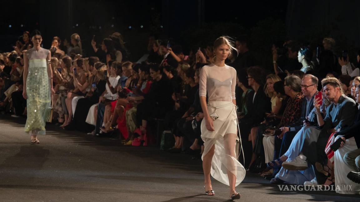 $!Modelos presentan creaciones de Tory Burch durante la Semana de la Moda de Nueva York en el Pier 76, Nueva York.