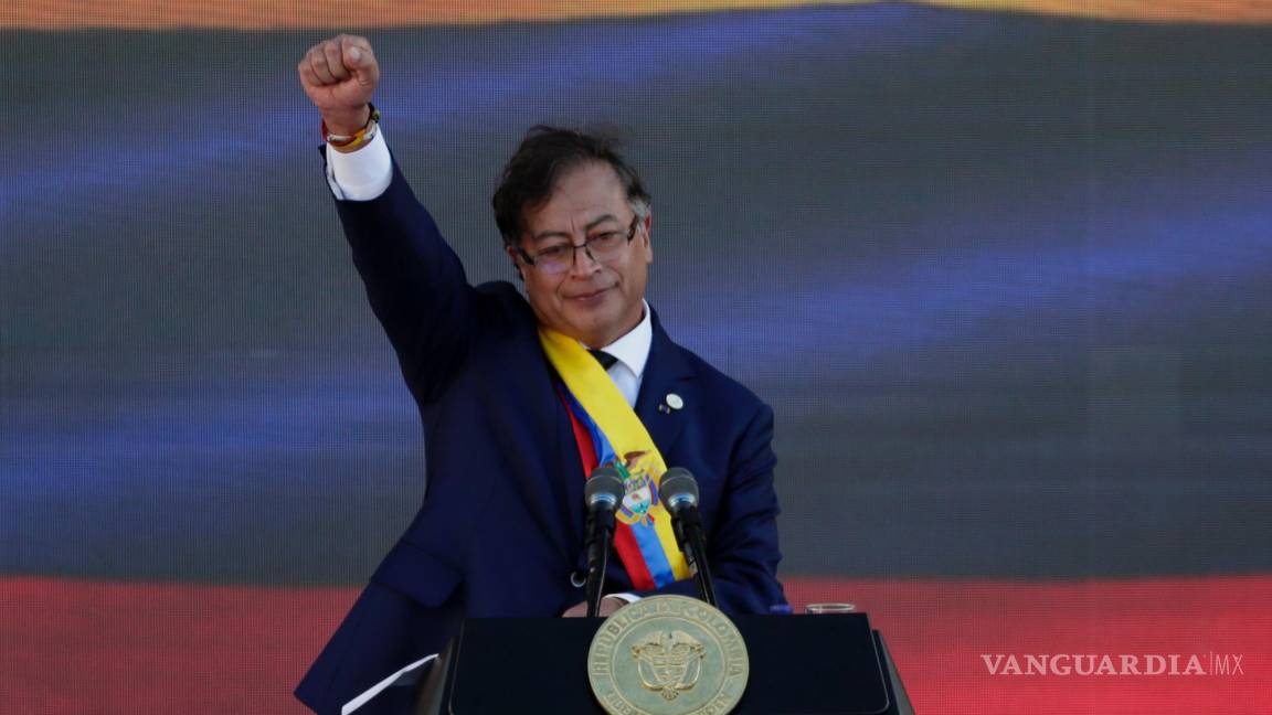 $!El presidente de Colombia, Gustavo Petro, saluda luego de pronunciar su discurso de investidura en la Plaza Bolívar de Bogotá, Colombia.