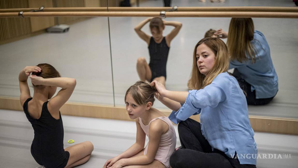 $!La Escuela Preparatoria de Ballet del Teatro Nacional ofrecerá clases gratuitas de danza y ballet para niños afectados por la guerra en Ucrania.