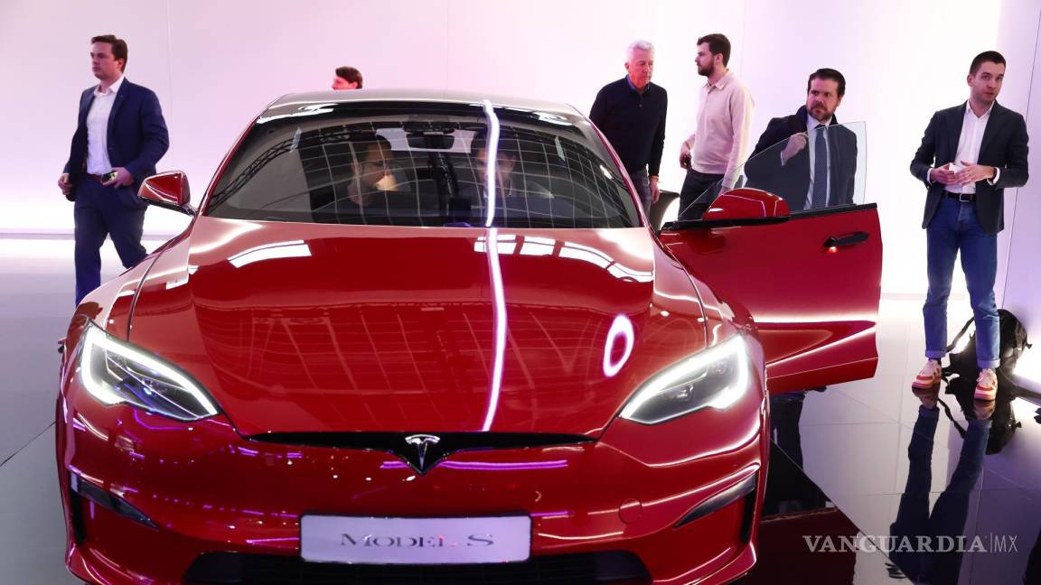 $!Un Model S de la empresa automotriz estadounidense Tesla durante la inauguración del Salón del Automóvil de Bruselas 2023, en Bruselas, Bélgica.