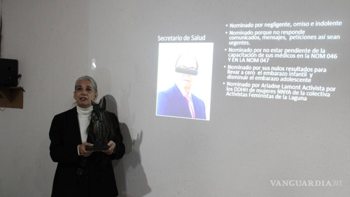 Colectivos feministas de Torreón entregan a secretario de Salud antigalardón ‘Don Pancho’