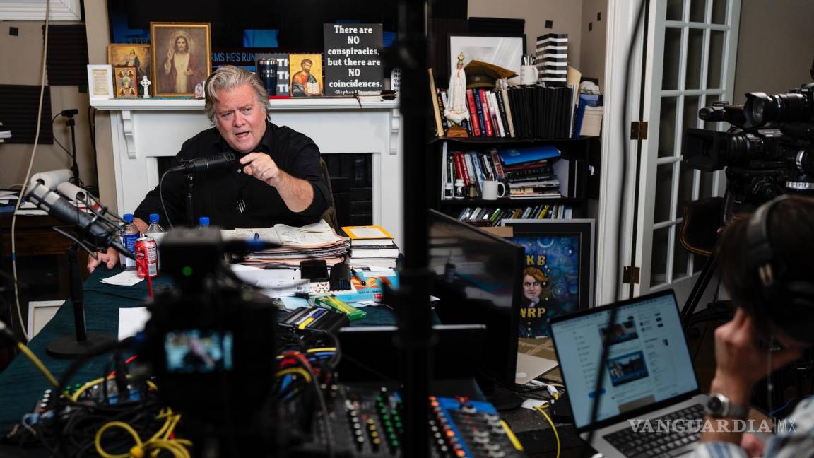 $!Stephen Bannon durante una grabación de su podcast “War Room” en un estudio en el sótano de su casa en Washington.