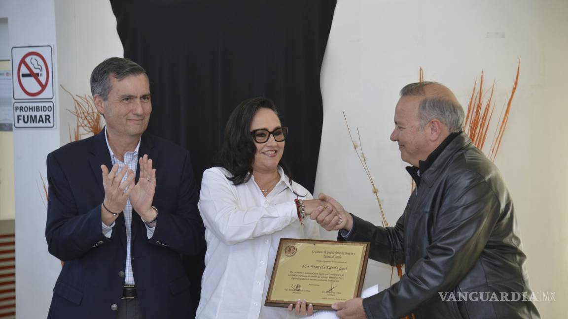 $!Marcela Dávila Leal recibiendo el reconocimiento.