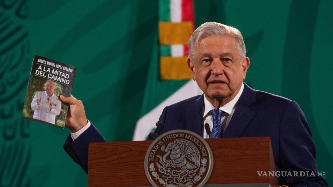 $!Andrés Manuel López Obrador presentando su libro “A la mitad del camino”.