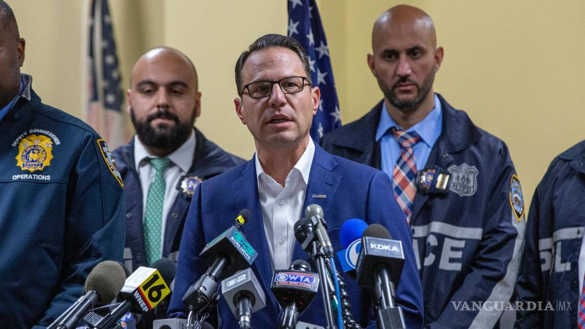 $!El gobernador Josh Shapiro (c), da una conferencia de prensa acerca del arresto de Luigi Mangione en Hollidaysburg, Pensilvania.