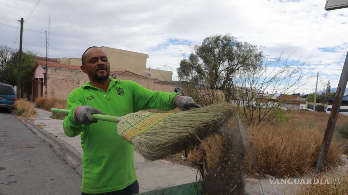 $!Personal de limpieza deshierba el paso sobre el arroyo que conecta las colonias Mirasierra e Ignacio Zaragoza, reduciendo riesgos para los peatones.