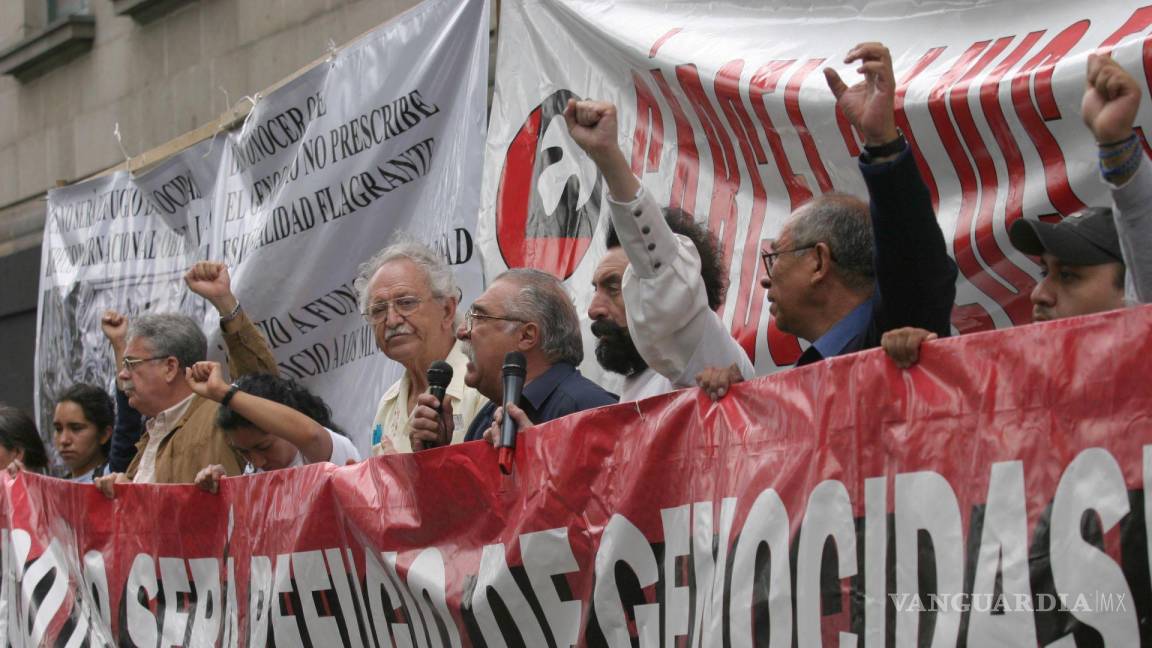 $!Imagen del 15 de junio de 20005. Integrantes del Comite del 68 se manifesto en la Suprema Corte de Justicia para pedir la cárcel a Luis Echeverría.