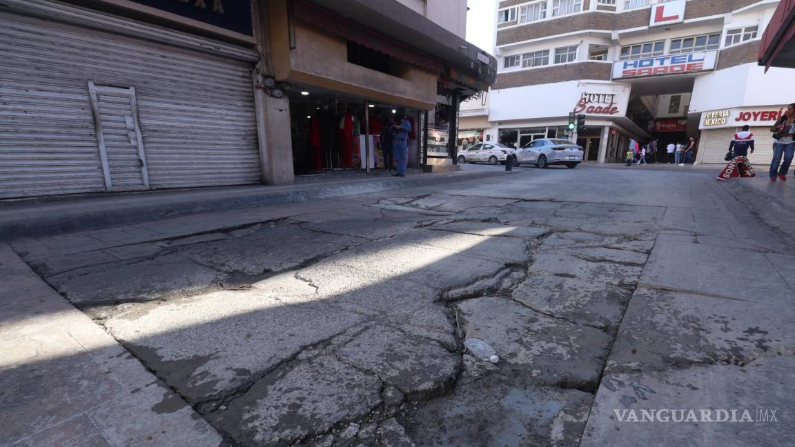 Mega bache en pleno centro de Saltillo tiene ¡más de un año!