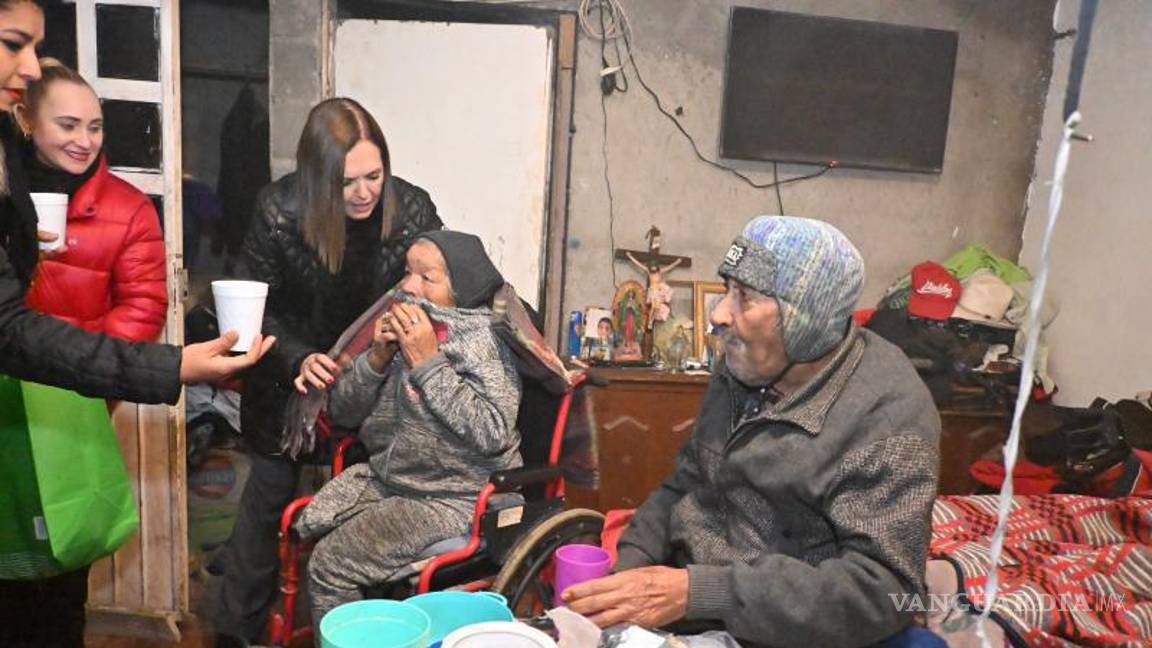 $!Voluntarios y autoridades municipales recorren las zonas más vulnerables de Frontera, entregando cobijas y alimentos calientes a quienes más lo necesitan.