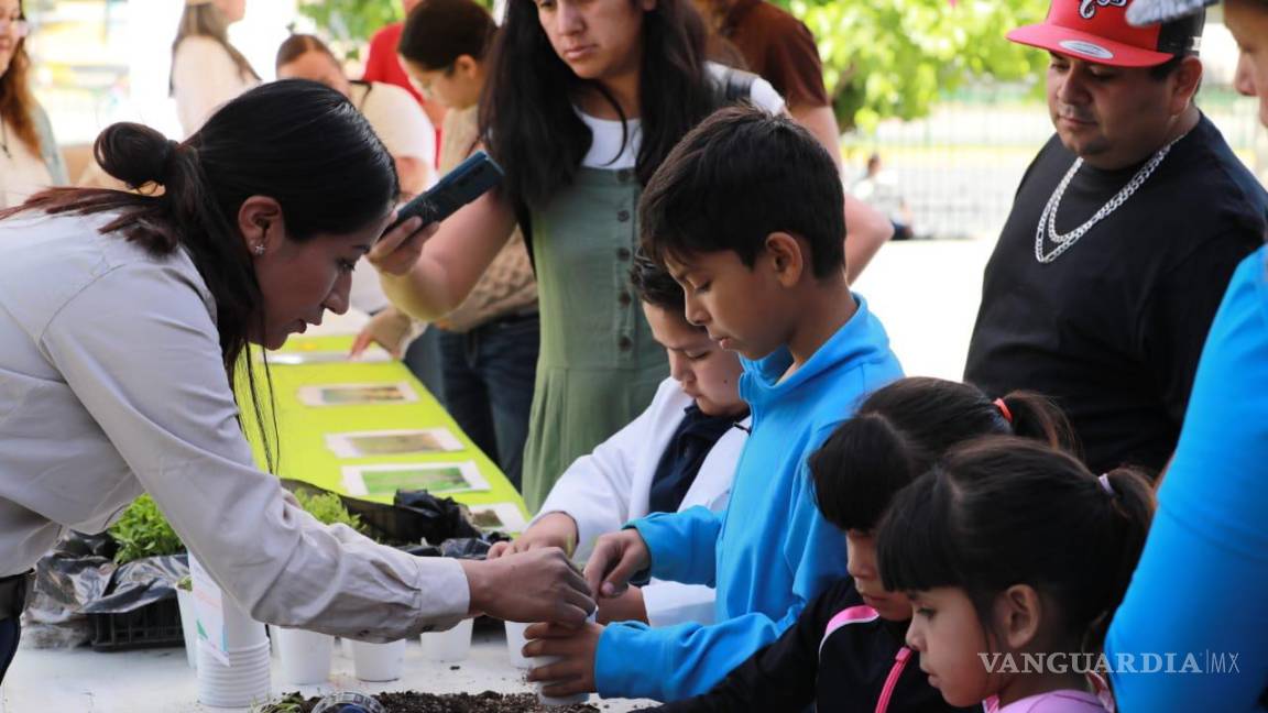 $!Niñas y niños participaron en actividades científicas y de salud en el bulevar Venustiano Carranza.
