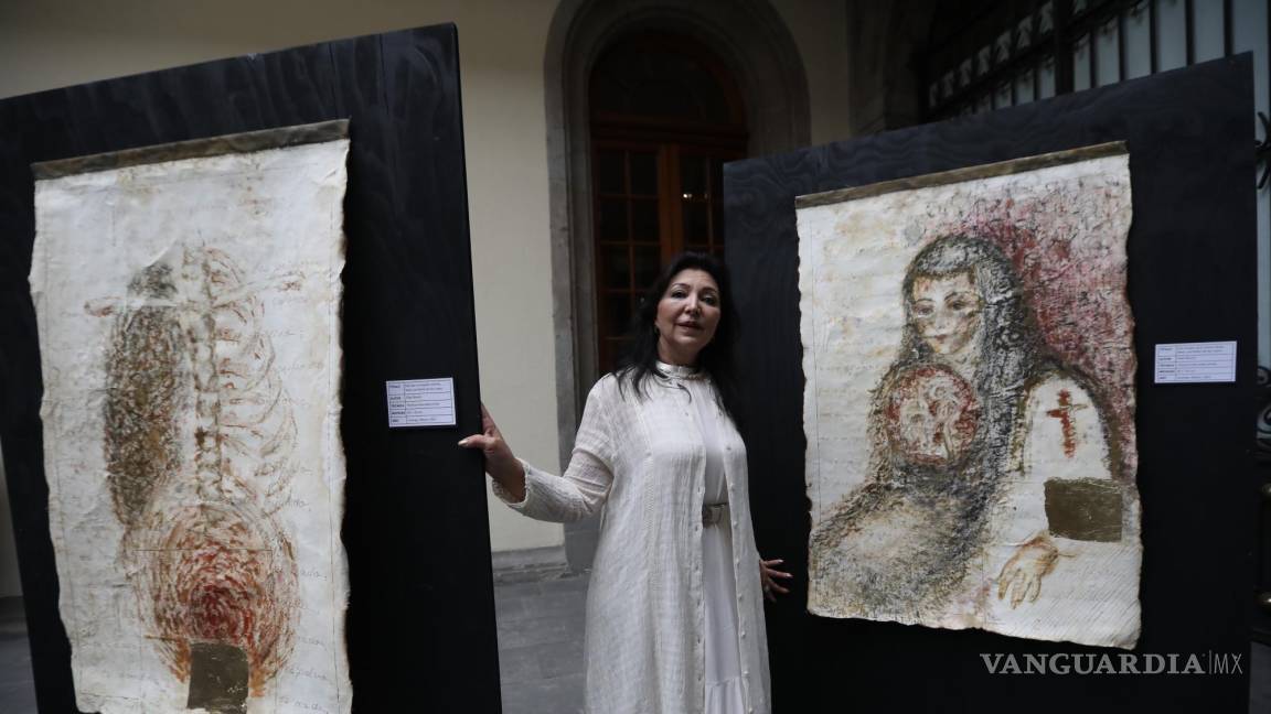 $!La pintora mexicana Pilar Rincón posa con sus obras parte de la exposición 33 Sor Juanas y mil hombres necios durante su inauguración en Ciudad de México.