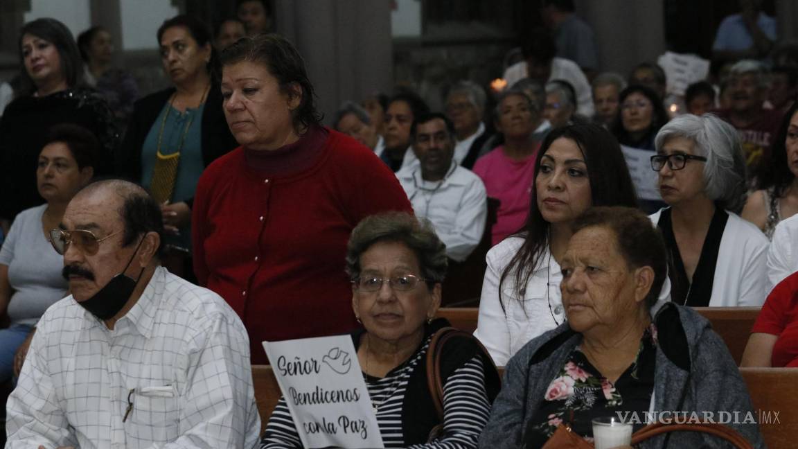 $!Al ingresar al Santuario los asistentes entonaron cantos.