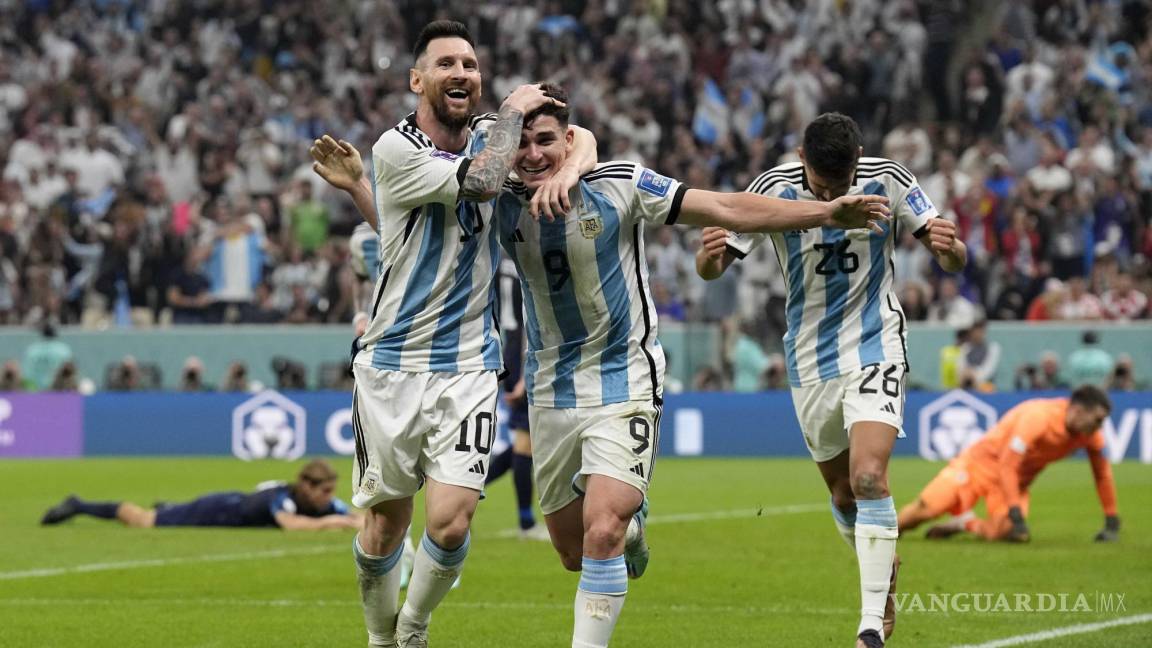 $!Lionel Messi (izquierda) y Julián Álvarez celebran luego que Álvarez anotó un gol para Argentina en la victoria 3-0 ante Croacia en Lusail, Qatar.