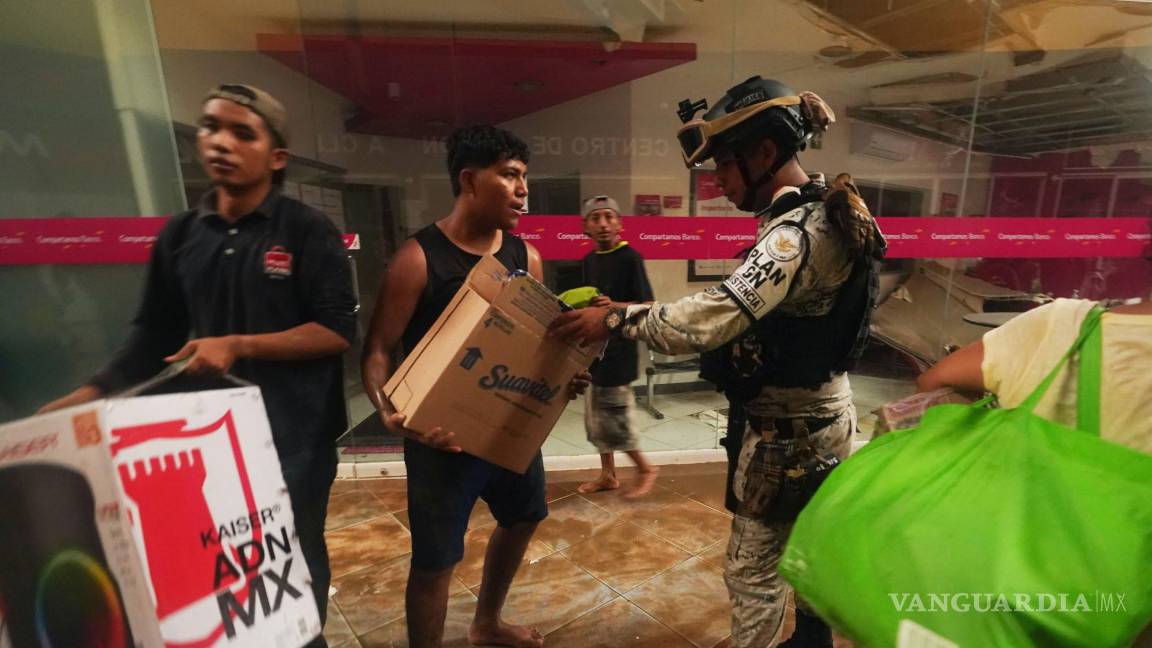 $!Un soldado de la Guardia Nacional mexicana intenta detener los saqueos en un centro comercial después de que el huracán Otis arrasara Acapulco, Guerrero.