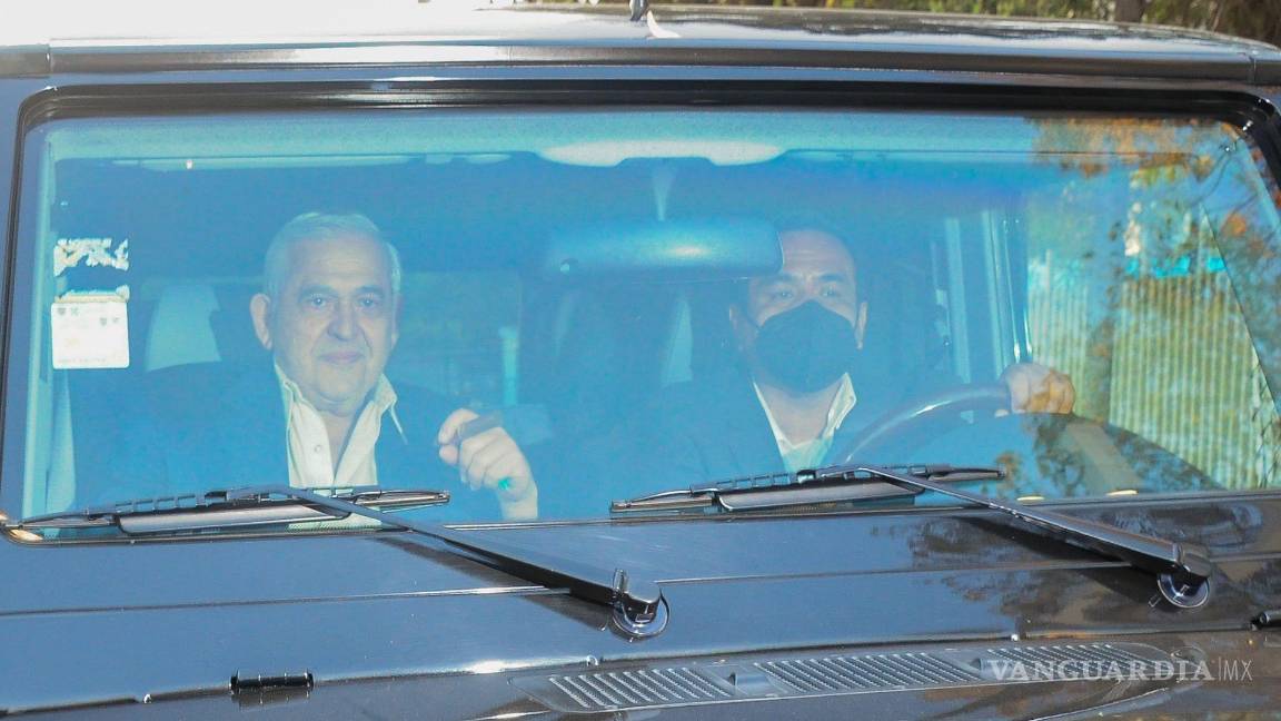 $!Alonso Ancira sale abordo de su camioneta del Reclusorio Norte.