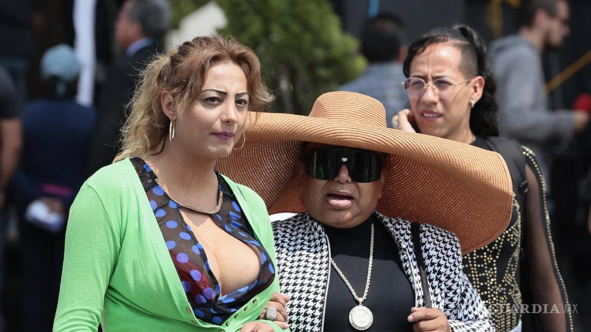 $!Familiares, amigos e integrantes de la comunidad trans en un acto simbólico de colocación de la primera piedra para la construcción del Mausoleo Tiresias.