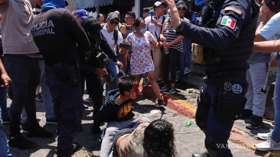 $!Tras el secuestro y feminicidio de Camila, una menor de 8 años en la localidad de La Florida, vecinos interceptaron el convoy donde los presuntos responsables eran trasladados y fueron linchados por los pobladores.