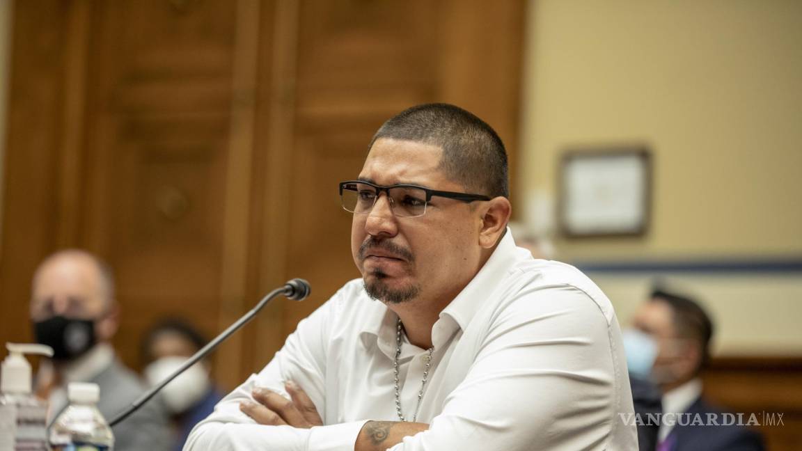 $!Miguel Cerrillo, padre de Miah Cerrillo, llora mientras testifica ante el Comité de Reforma y Supervisión de la Cámara de Representantes en Washington.