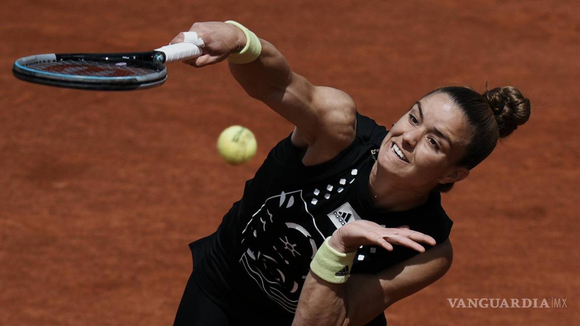$!Maria Sakkari de Grecia sirve a Karolina Muchova de la República Checa durante su partido de segunda ronda del torneo en Roland Garros.