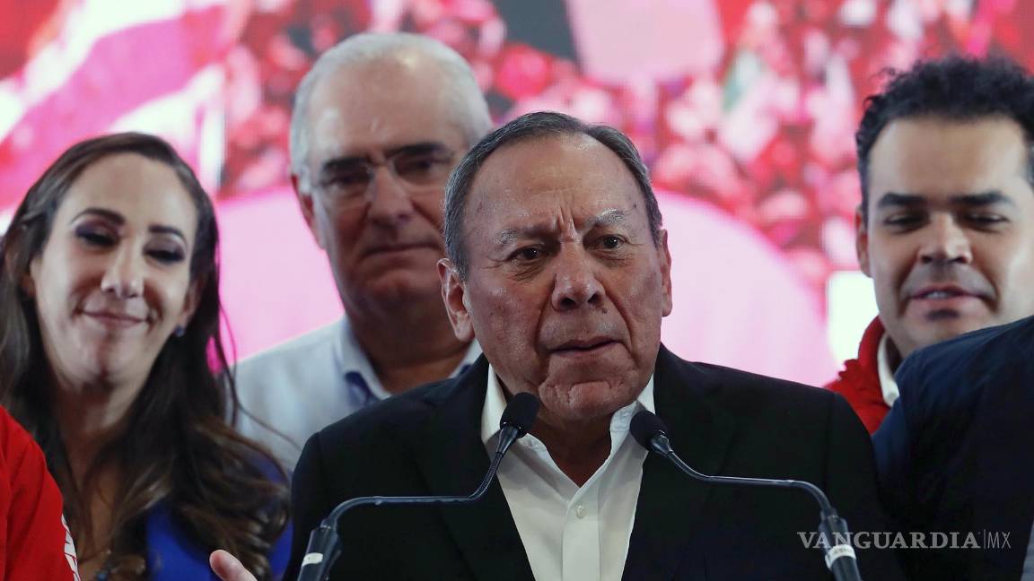 $!El líder nacional del Partido de la Revolución Democrática (PRD), Jesús Zambrano, habla durante una rueda de prensa el pasado domingo en Ciudad de México.