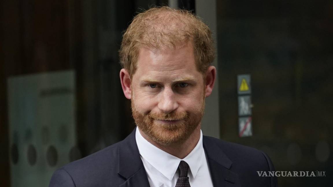 ‘Pega’ duro William en juicio contra periódico británico; acusa por sufrir a causa de rumores sobre su origen
