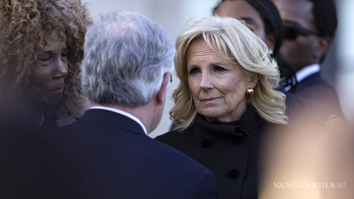 $!La primera dama, la Dra. Jill Biden, escucha al alcalde de Nashville, John Cooper, durante una vigilia celebrada por las víctimas del tiroteo en The Covenant School.