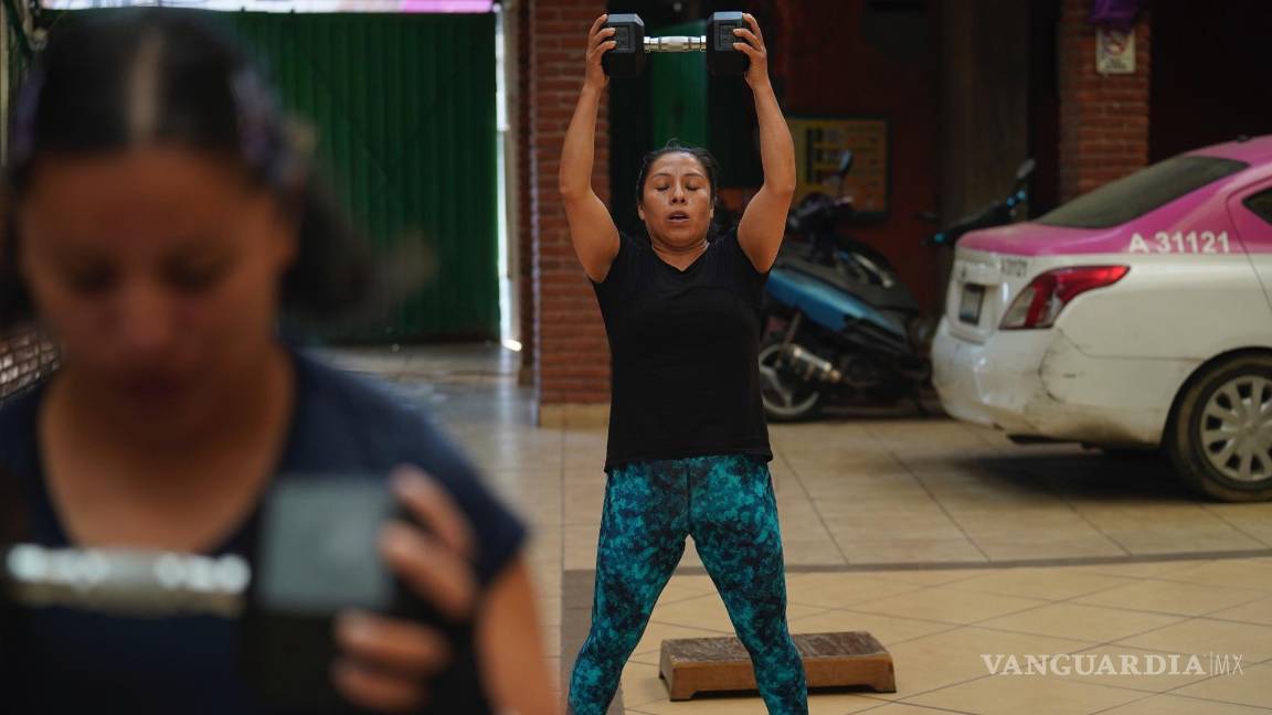 $!La trabajadora doméstica Concepción Alejo levanta una pesa en un gimnasio cerca de su casa antes de ir a trabajar en Ciudad de México.