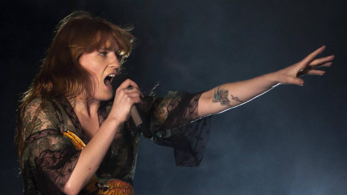 $!La cantante Florence Welch, líder de la banda inglesa Florence and the Machine, vuelve a sus raíces maximalistas, señala.