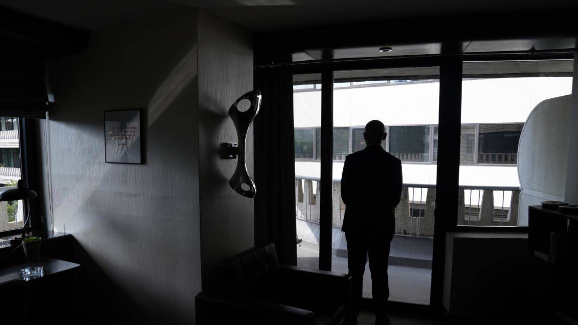 $!Un miembro del personal mira por la ventana del The ‘Scandal Room’ en el Hotel Watergate, Washington D.C.